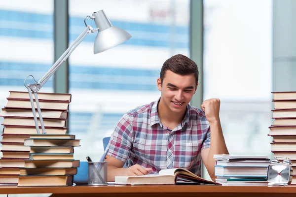 Jovem estudante se preparando para exames universitários — Fotografia de Stock