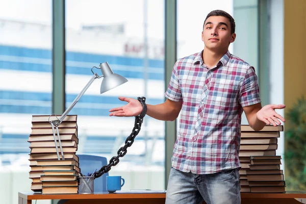 Joven preparándose para los exámenes de graduación en la universidad — Foto de Stock