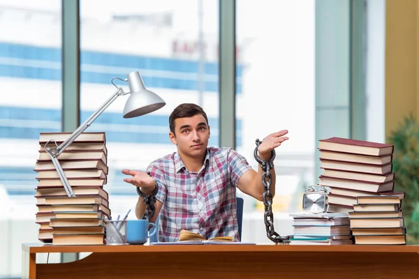 Jovem se preparando para os exames de graduação na faculdade — Fotografia de Stock