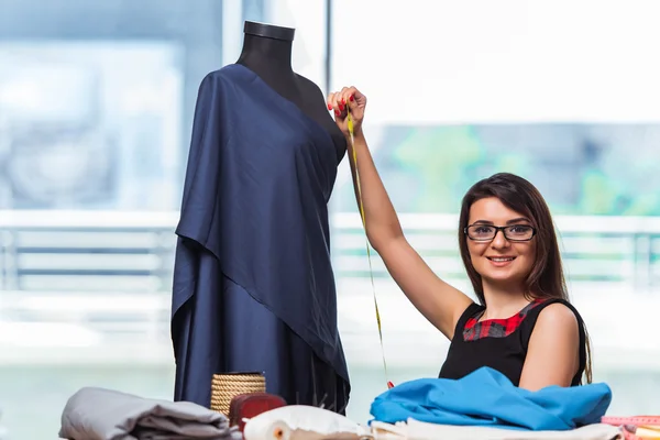 Schneiderin arbeitet an neuer Kleidung — Stockfoto