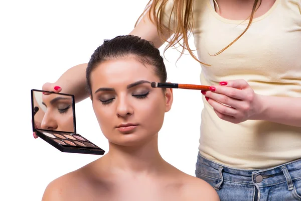 Schöne Frau während der Make-up-Kosmetik-Sitzung — Stockfoto