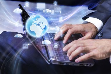 İşadamı bulut bilgi işlem kavramı içinde laptop ile çalışma