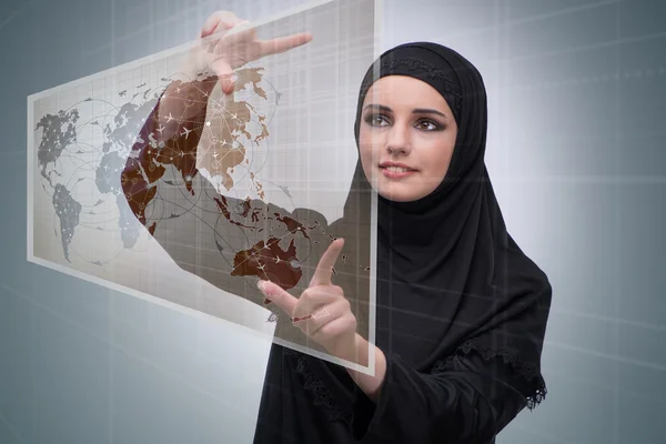 Arabische vrouw in de lucht reizen concept — Stockfoto