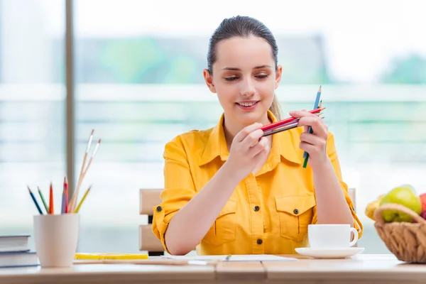 Giovane scuola gilr disegno immagini a casa — Foto Stock