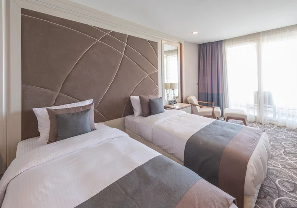 Moderne hotelkamer met groot bed — Stockfoto