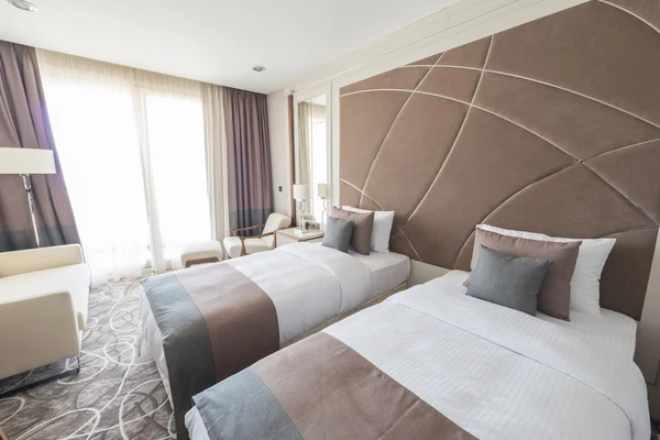 Moderne hotelkamer met groot bed — Stockfoto