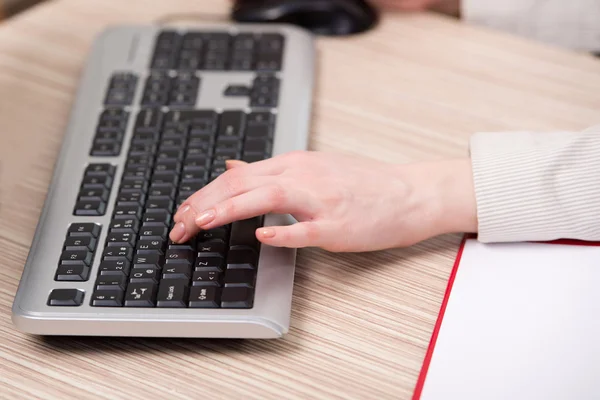 Händerna arbetar på tangentbordet på kontoret — Stockfoto