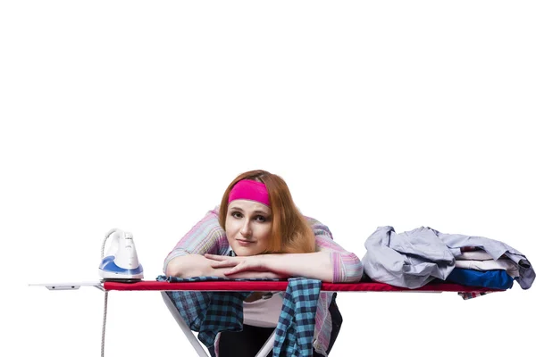 Ung kvinna gör strykning isolerad på vit — Stockfoto