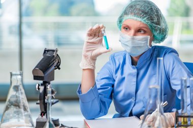 Kimyasal çözümler üzerinde çalışan deneyimli asistan