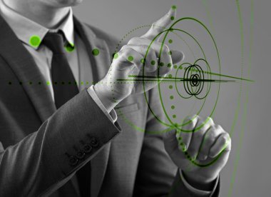 Fütüristik kavramı sanal düğmelere basarak işadamı