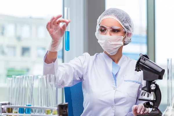 Estudiante joven trabajando con soluciones químicas en laboratorio — Foto de Stock