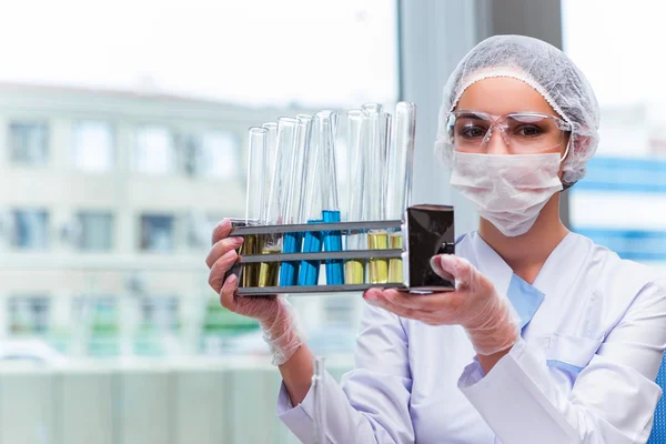 Estudiante joven trabajando con soluciones químicas en laboratorio — Foto de Stock