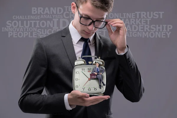 Concepto de negocio con hombre de negocios y reloj — Foto de Stock