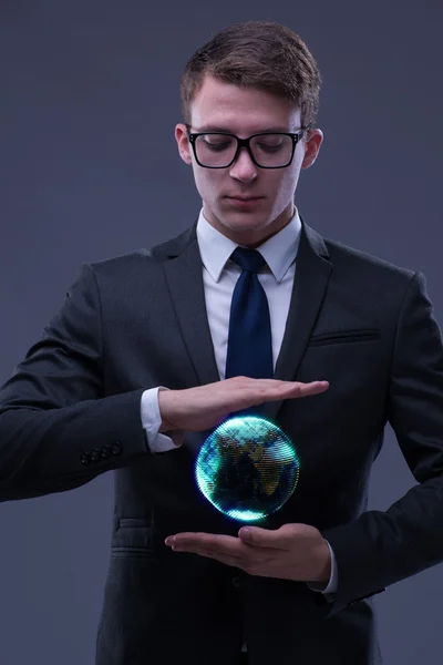 Ung affärsman i globaliseringen koncept håller jorden — Stockfoto