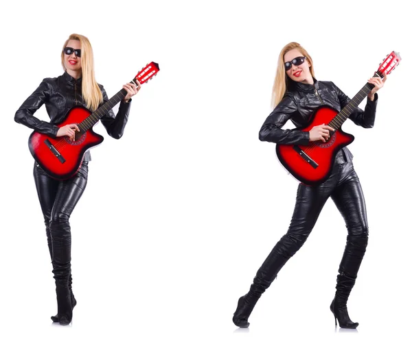 Ung kvinna spelar gitarr isolerad på vit — Stockfoto