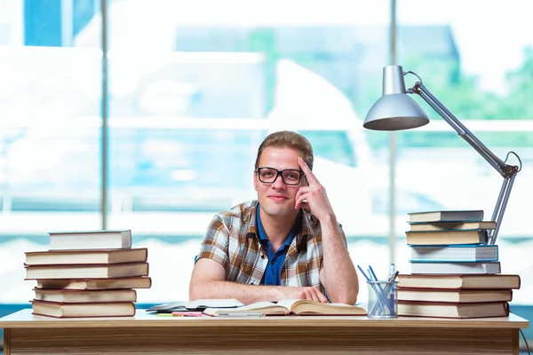 Fiatal férfi hallgató, a középiskolai vizsgákra készül — Stock Fotó