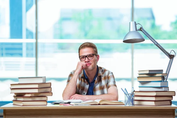 Fiatal férfi hallgató, a középiskolai vizsgákra készül — Stock Fotó