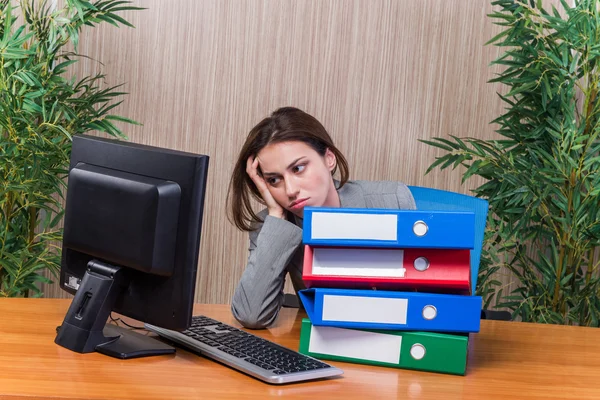 Müde Frau gestresst mit zu viel Arbeit — Stockfoto