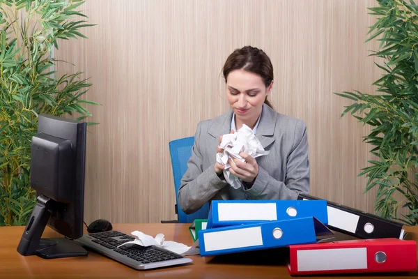 Empresaria ocupada en la oficina bajo estrés —  Fotos de Stock