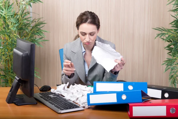 Umtriebige Geschäftsfrau im Büro unter Stress — Stockfoto