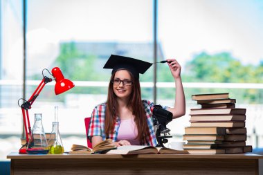 Bayan öğrenci kimya sınavlarına hazırlanıyor.