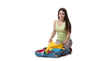 Kadın beyaz izole yaz tatili için hazırlanıyor ambalaj