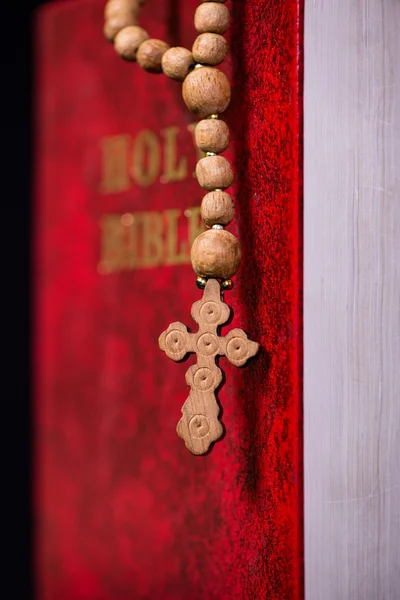 Библия и крест в религиозной концепции — стоковое фото