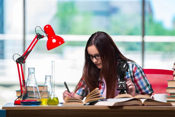 Estudante do sexo feminino se preparando para exames de química — Fotografia de Stock