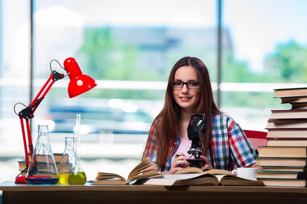 Estudante do sexo feminino se preparando para exames de química — Fotografia de Stock