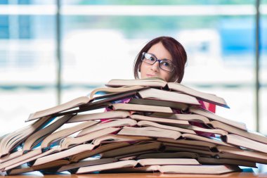 Sınavlara hazırlanan genç kız öğrenci.