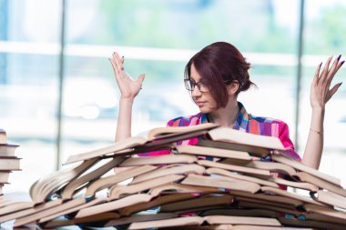 Sınavlara hazırlanan genç kız öğrenci.