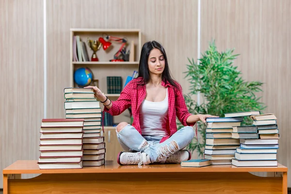 Jonge vrouwelijke student bereidt zich voor op college tentamens — Stockfoto