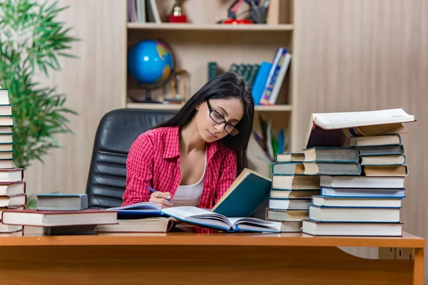 Jonge vrouwelijke student bereidt zich voor op college tentamens — Stockfoto