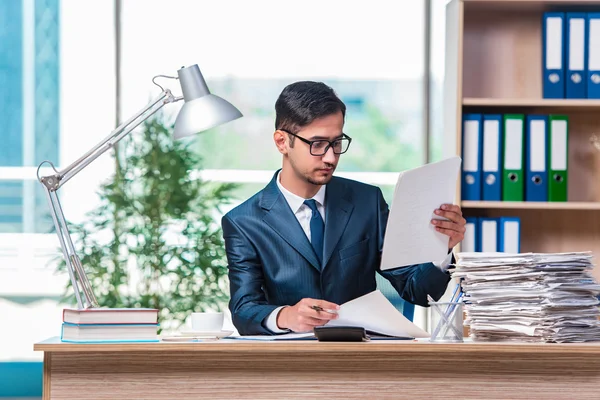 Ung affärsman i stress med massor av pappersarbete — Stockfoto