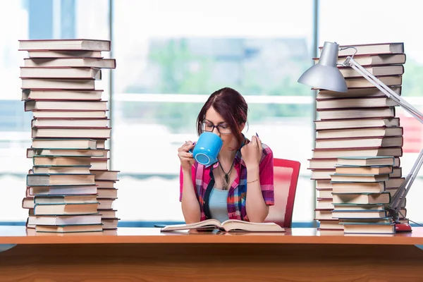 Jovem estudante se preparando para exames — Fotografia de Stock