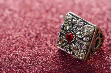 Mücevher yüzük parlak bir arka plana dayanır