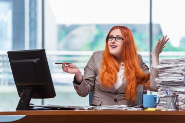 Kağıt yığını ile stresli iş kadını