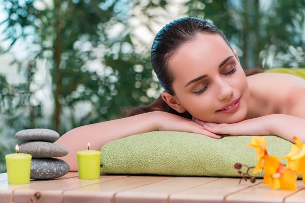 Joven hermosa mujer durante el procedimiento de spa — Foto de Stock