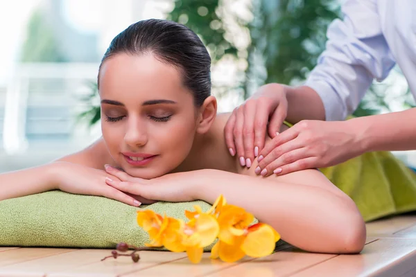 Jonge vrouw tijdens massage sessie — Stockfoto