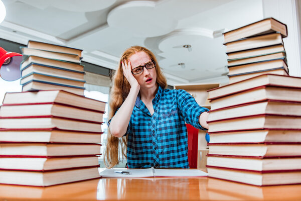 Молодая студентка готовится к экзаменам