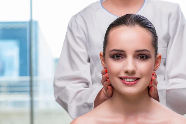 Junge Frau während einer Gesichts- und Hautmassage — Stockfoto