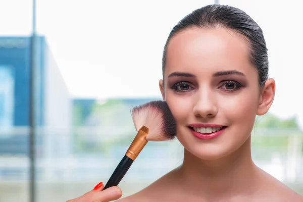 Schöne Frau während der Make-up-Kosmetik-Sitzung — Stockfoto