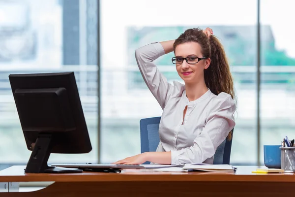 Jeune femme d'affaires travaillant dans le bureau — Photo