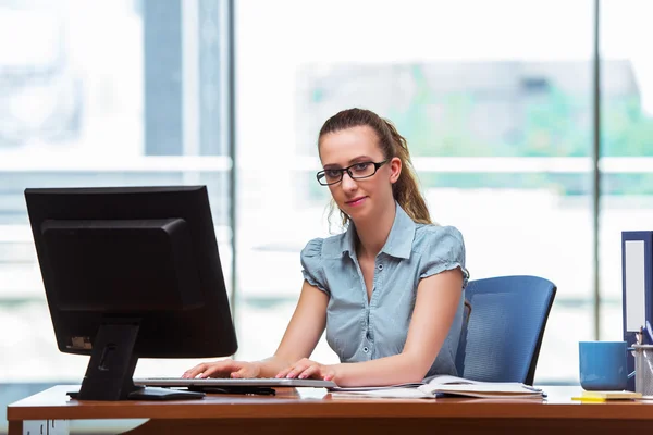 Joven empresaria trabajando en la oficina — Foto de Stock