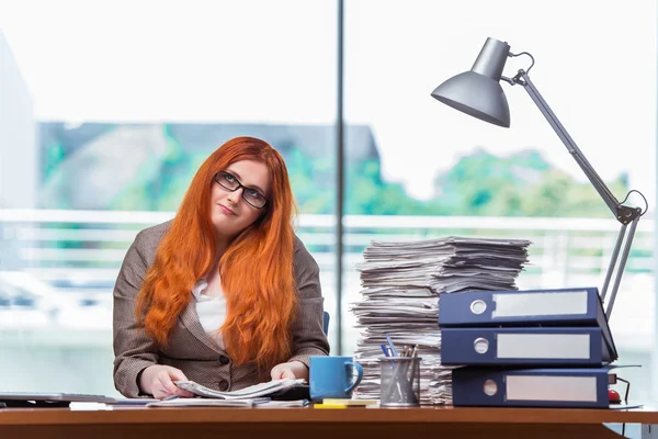 Kağıt yığını ile stresli iş kadını