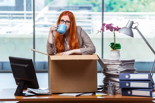 Tête rouge femme déménageant dans un nouveau bureau emballer ses affaires — Photo