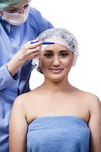 Jovem se preparando para cirurgia plástica isolada em branco — Fotografia de Stock