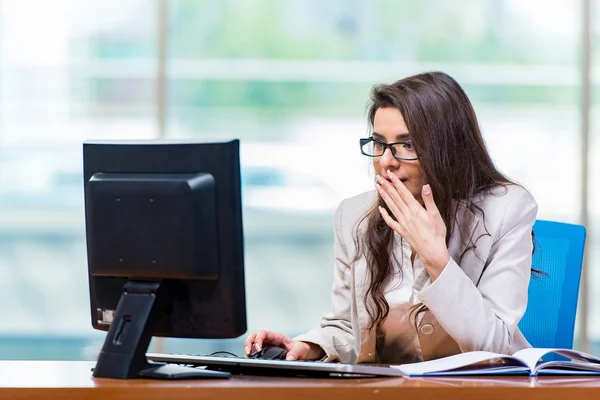 Empresária sentada na mesa do escritório — Fotografia de Stock