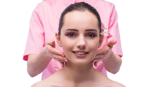 Hermosa mujer joven durante la sesión de masaje facial — Foto de Stock