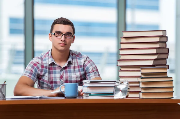 Jovem estudante se preparando para exames universitários — Fotografia de Stock